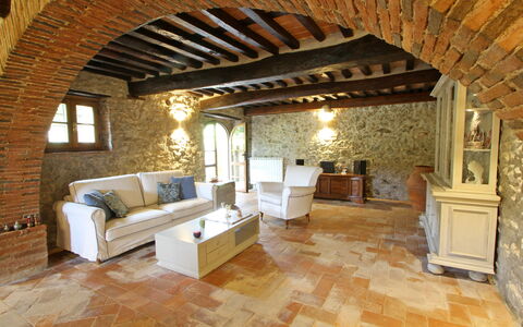 Villa L'antico Casale: Divano, Legna, Interior Design, Pavimento, Soggiorno, Divano Letto, Cornice, Pavimentazione, Costruzione, Immobiliare
