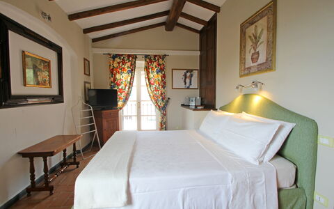 Villetta Verde: Mobilia, Cornice, Proprietà, Tessile, Comfort, Interior Design, Illuminazione, Legna, Pavimento, Letto