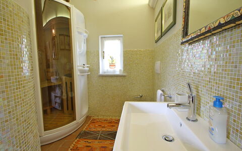 Villetta Verde: Rubinetto, Specchio, Idraulico Fixture, Proprietà, Lavello, Bagno, Vasca Da Bagno, Architettura, Legna