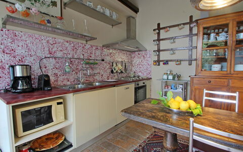 Villetta Verde: Proprietà, Cabinetry, Controsoffitto, Mensola, Cucina, Interior Design, Illuminazione, Elettrodomestico Da Cucina, Scaffalature, Elettrodomestico