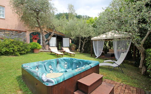 Villetta Verde: Pianta, Finestra, Cielo, Albero, Nube, Shade, Mobili Da Esterno, Erba, Tempo Libero, Paesaggio