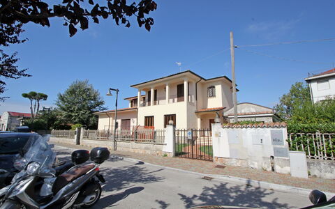 Appartamento Levante: Cielo, Costruzione, Proprietà, Pianta, Ruota, Finestra, Infrastruttura, Manto Stradale, Albero