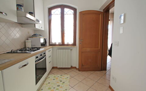 Appartamento Levante: Cabinetry, Mobilia, Controsoffitto, Costruzione, Finestra, Elettrodomestico Da Cucina, Legna, Cassetto, Porta, Cucina Stufa