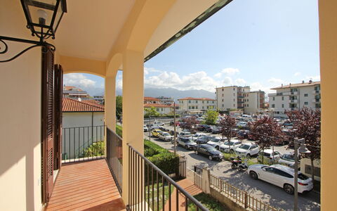 Appartamento Levante: Cielo, Costruzione, Pianta, Nube, Finestra, Auto, Ruota, Shade, Urban Design, Quartiere