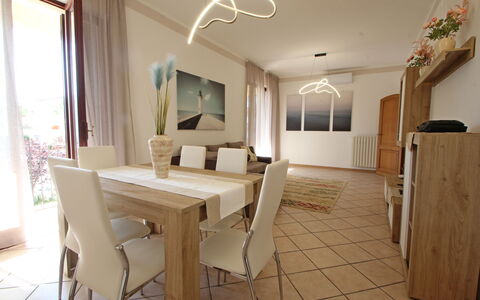 Appartamento Levante: Tavolo, Mobilia, Proprietà, Finestra, Legna, Sedia, Illuminazione, Interior Design, Pavimento