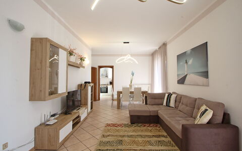 Appartamento Levante: Cornice, Proprietà, Mobilia, Divano, Illuminazione, Interior Design, Soggiorno, Pavimento, Legna, Pavimentazione