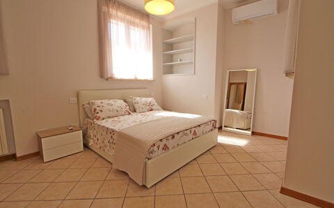Appartamento Levante: Finestra, Mobilia, Costruzione, Comfort, Telaio Del Letto, Cuscino, Legna, Interior Design, Casa