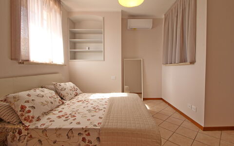 Appartamento Levante: Finestra, Mobilia, Proprietà, Costruzione, Comfort, Legna, Shade, Interior Design, Telaio Del Letto