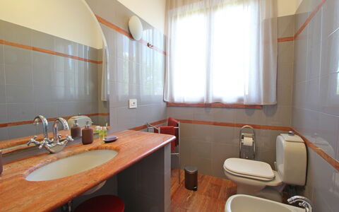 Appartamento Levante: Proprietà, Mobilia, Finestra, Idraulico Fixture, Lavello, Costruzione, Rubinetto, Interior Design, Cabinetry, Legna