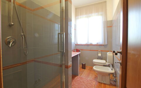 Appartamento Levante: Idraulico Fixture, Lavello, Soffione Doccia, Costruzione, Doccia Porta, Rubinetto, Doccia, Pannello Doccia, Bagno, Finestra