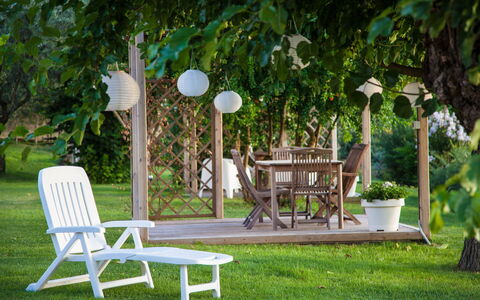 Villa Angelica: Pianta, Mobilia, Tavolo, Sedia, Verde, Tavolo Esterno, Albero, Mobili Da Esterno, Shade, Erba