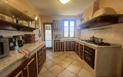 Maremma Retreat: Controsoffitto, Cabinetry, Legna, Cucina, Interior Design, Cucina Stufa, Illuminazione, Architettura, Elettrodomestico Da Cucina, Pavimento
