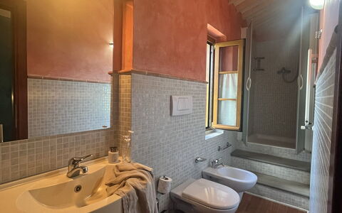 Maremma Retreat: Marrone, Rubinetto, Proprietà, Specchio, Idraulico Fixture, Lavello, Bagno, Legna, Costruzione, Lavandino Del Bagno