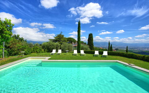 Villa Mami: Acqua, Nube, Cielo, Verde, Blu, Piscina, Azzurro, Pianta, Paesaggio Naturale, Rettangolo