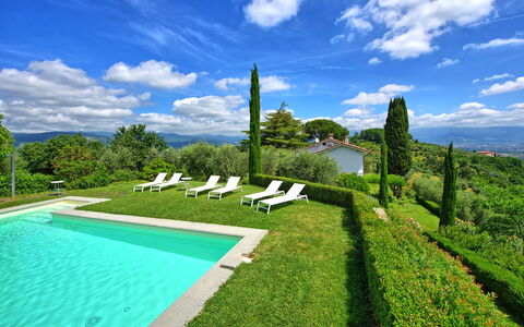 Villa Mami: Nube, Cielo, Acqua, Pianta, Giorno, Verde, Blu, Azzurro, Piscina, Paesaggio Naturale