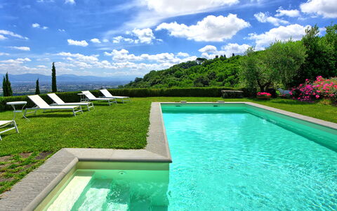 Villa Mami: Acqua, Cielo, Nube, Proprietà, Pianta, Piscina, Azzurro, Rettangolo, Paesaggio Naturale, Erba