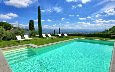 Villa Mami: Acqua, Nube, Cielo, Giorno, Proprietà, Verde, Natura, Azzurro, Piscina, Pianta