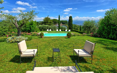 Villa Mami: Cielo, Pianta, Nube, Mobilia, Acqua, Proprietà, Verde, Albero, Paesaggio Naturale, Mobili Da Esterno
