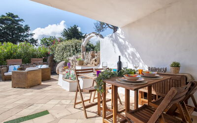 Porto Cervo 702: Tavolo, Mobilia, Pianta, Proprietà, Costruzione, Nube, Mobili Da Esterno, Interior Design, Shade, Sedia