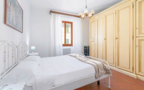 Cascine Apartment In Florence: Interior Design, Camera Da Letto, Letto, Mobilia, Legna, Camera, Pavimentazione, Lenzuolo, Pavimento, Soffitto