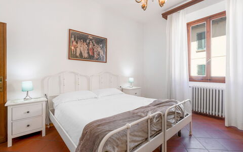 Cascine Apartment In Florence: Letto, Interior Design, Camera Da Letto, Mobilia, Lenzuolo, Bedding, Camera, Soffitto, Pavimento, Pavimentazione