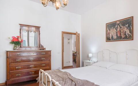 Cascine Apartment In Florence: Letto, Mobilia, Camera Da Letto, Interior Design, Bedding, Lenzuolo, Parete, Pavimento, Legna, Pavimentazione