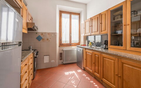 Cascine Apartment In Florence: Cucina, Controsoffitto, Legna, Pavimentazione, Elettrodomestico Da Cucina, Cabinetry, Interior Design, Apparecchio Major, Soffitto, Pavimento