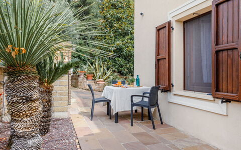 Cyca Holiday Home: Proprietà, Tavolo, Pianta, Sedia, Costruzione, Architettura, Mobili Da Esterno, Albero, Parete, Arecales