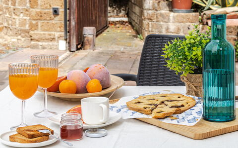 Cyca Holiday Home: Cibo, Tavolo, Tavola, Pianta, Bottiglia, Dishware, Piatto, Ingrediente, Legna, Arancia