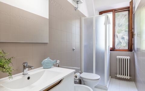 Cyca Holiday Home: Rubinetto, Idraulico Fixture, Lavello, Proprietà, Lavandino Del Bagno, Pianta, Bagno, Finestra, Specchio, Interior Design