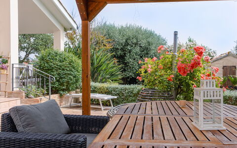 Cyca Holiday Home: Pianta, Mobilia, Proprietà, Cielo, Fiore, Shade, Legna, Interior Design, Mobili Da Esterno, Portico