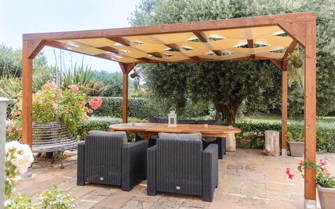 Cyca Holiday Home: Pianta, Proprietà, Mobilia, Shade, Tavolo, Tavolo Esterno, Mobili Da Esterno, Vaso Di Fiori, Cielo, Albero