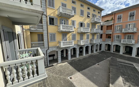 Galleria Degli Artisti: Proprietà, Costruzione, Cielo, Finestra, Nube, Urban Design, Quartiere, Zona Residenziale, Pavimentazione, Condominio