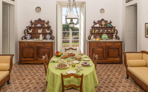 Masseria Tagliente: Tavolo, Mobilia, Cabinetry, Sedia, Cassetto, Interior Design, Legna, Cornice, Costruzione, Decorazione