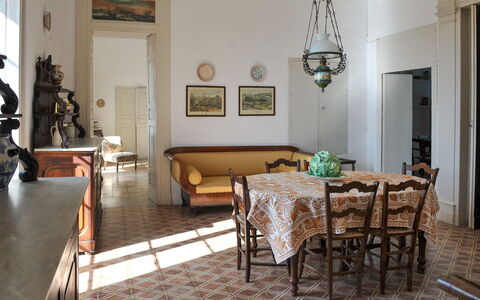 Masseria Tagliente: Tavolo, Mobilia, Proprietà, Cornice, Sedia, Legna, Interior Design, Pavimento, Pavimentazione, Soggiorno