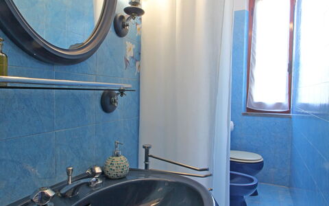Casa Il Prato: Specchio, Proprietà, Lavello, Blu, Idraulico Fixture, Luce, Rubinetto, Azzurro, Finestra, Bagno