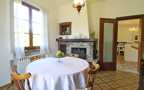 Casa Il Prato: Mobilia, Proprietà, Tavolo, Finestra, Sedia, Interior Design, Legna, Tovaglia, Pavimento, Immobiliare