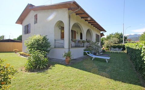 Casa Il Prato: Pianta, Cielo, Proprietà, Costruzione, Finestra, Albero, Lotto, Porta, Villetta, Casa