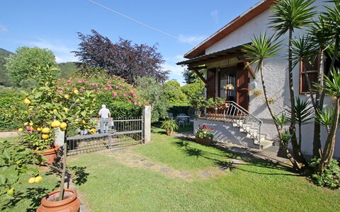Casa Il Prato: Pianta, Cielo, Costruzione, Vaso Di Fiori, Nube, Albero, Vegetazione, Villetta, Erba, Paesaggio