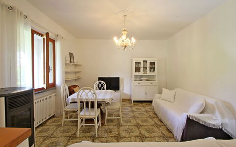Casa Il Prato: Mobilia, Tavolo, Finestra, Cornice, Legna, Interior Design, Sedia, Pavimento, Soggiorno, Pavimentazione