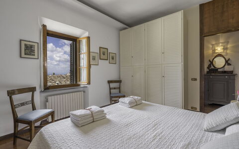 Casa Martina, Piazza Delle Erbe, San Gimignano: Mobilia, Interior Design, Camera Da Letto, Letto, Pavimentazione, Pavimento, Soffitto, Illuminazione, Camera, Bedding