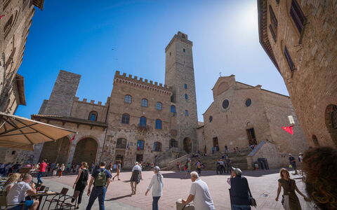 Casa Martina, Piazza Delle Erbe, San Gimignano: Costruzione, Città, Cittadina, Facciata, Architettura, Spazio Pubblico, Punto Di Riferimento, Architettura Medievale, La Piazza Cittadina