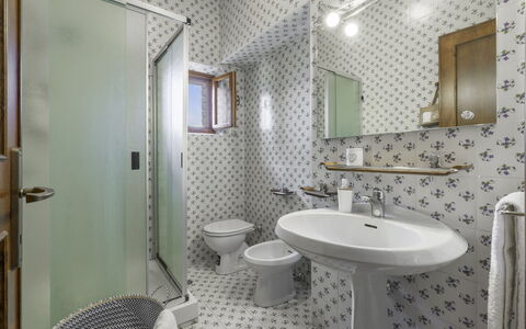 Casa Martina, Piazza Delle Erbe, San Gimignano: Pavimentazione, Interior Design, Pavimento, Idraulico Fixture, Bagno, Soffitto, Idraulico, Lavello, Piastrella, Lavandino Del Bagno
