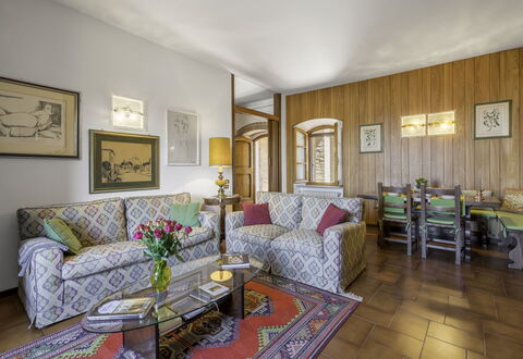 Casa Martina, Piazza Delle Erbe, San Gimignano: Mobilia, Interior Design, Pavimentazione, Divano, Pavimento, Camera, Soffitto, Tavolo, Soggiorno, Illuminazione