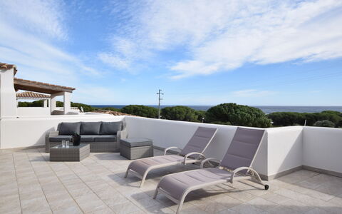 Villa Del Sole In Budoni Sea View: Nube, Cielo, Mobilia, Shade, Interior Design, Mobili Da Esterno, Costruzione, Legna, Pavimento, Urban Design