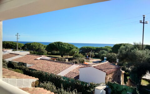 Villa Del Sole In Budoni Sea View: Cielo, Proprietà, Costruzione, Azzurro, Casa, Finestra, Urban Design, Albero, Luce Del Sole, Shade