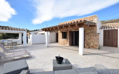 Villa Del Sole In Budoni Sea View: Nube, Cielo, Proprietà, Costruzione, Shade, Interior Design, Urban Design, Zona Residenziale, Paesaggio, Immobiliare