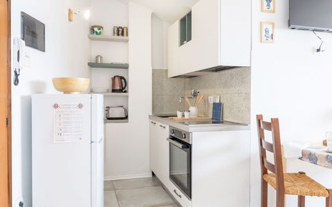 Conero Bluloft: Cucina, Mobilia, Apparecchio Major, Elettrodomestico Da Cucina, Controsoffitto, Interior Design, Legna, Pavimentazione, Cabinetry, Pavimento