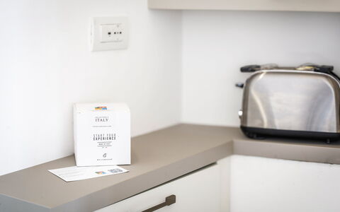Conero Bluloft: Elettrodomestico, Cucina, Elettrodomestico Da Cucina, Controsoffitto, Cabinetry, Piccolo Apparecchio
