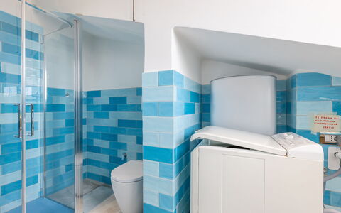 Conero Bluloft: Blu, Pavimentazione, Pavimento, Interior Design, Idraulico Fixture, Piastrella, Materiale Composito, Bagno, Idraulico, Gabinetto